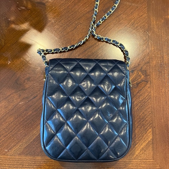 CHANEL Vintage Classic quilted lambskin navy handbag. Circa 1989-1991 - Picture 3 of 16